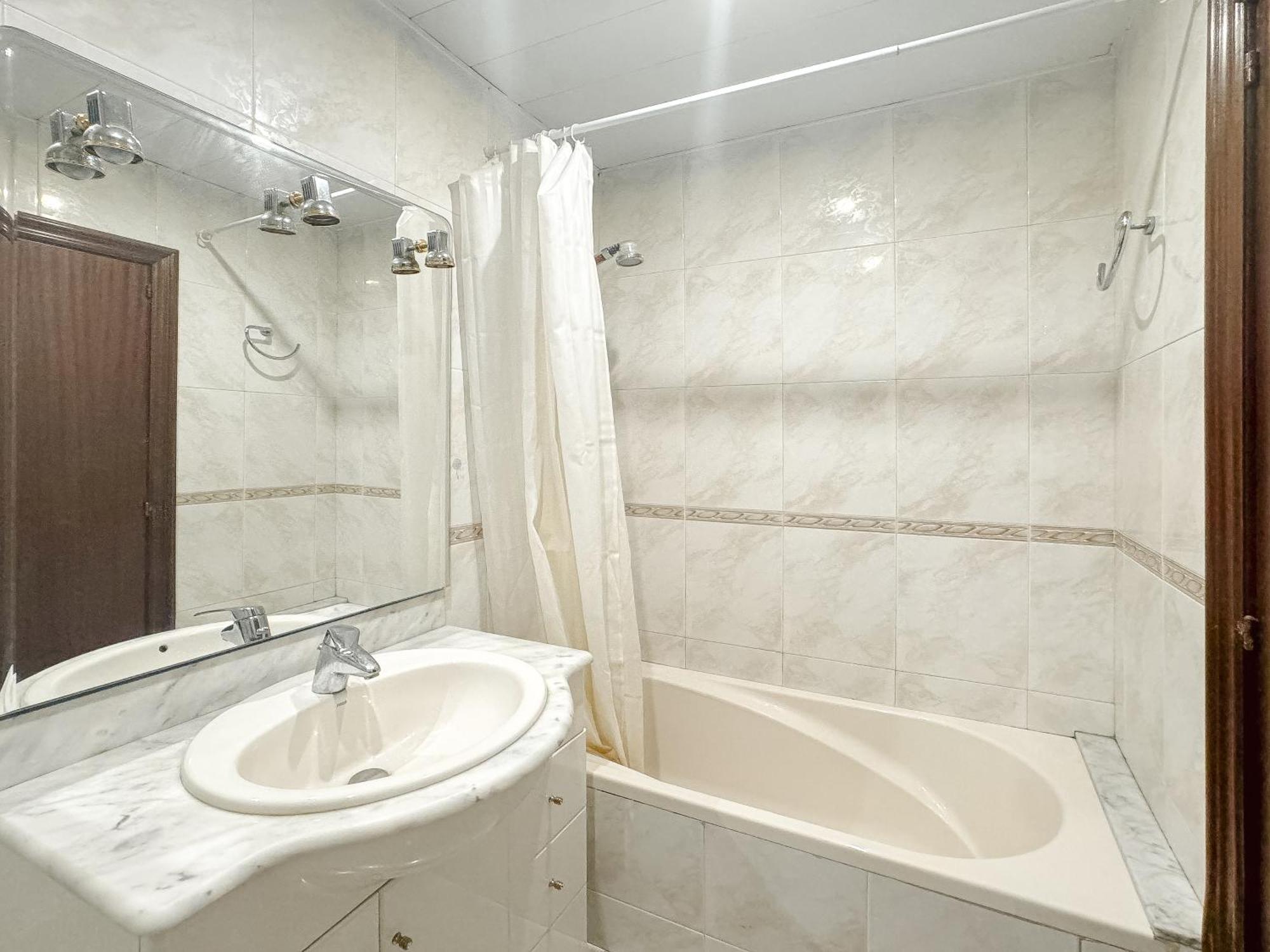 Charming Rooms In Shared Apartment Near Camp Nou Барселона Екстериор снимка