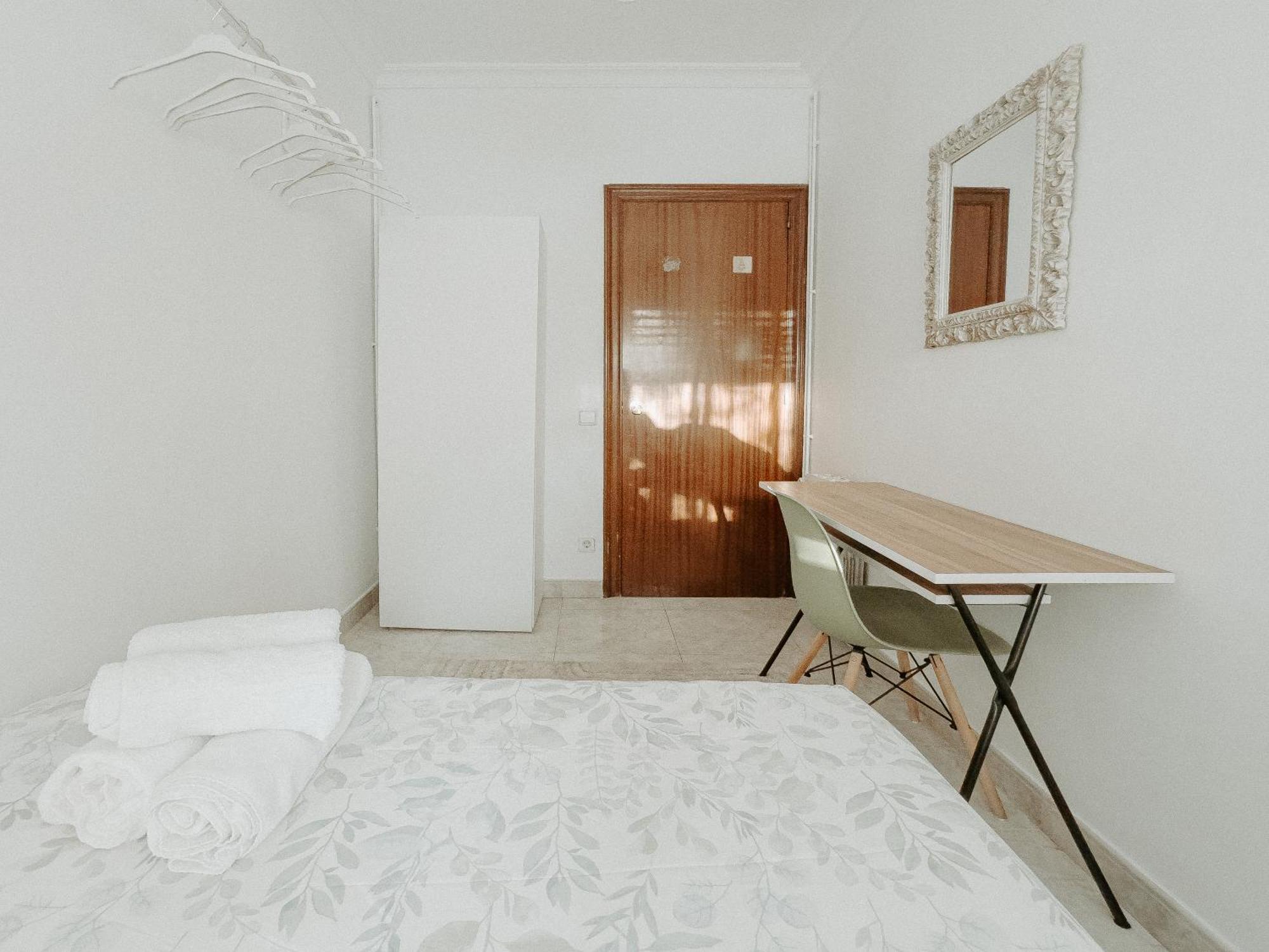 Charming Rooms In Shared Apartment Near Camp Nou Барселона Стая снимка