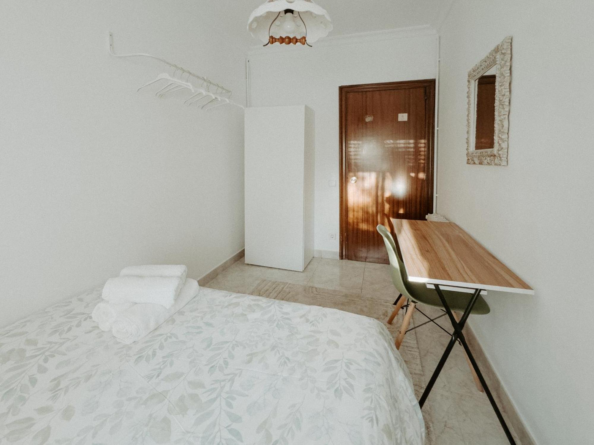 Charming Rooms In Shared Apartment Near Camp Nou Барселона Стая снимка